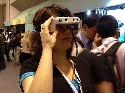 《国际电子商情》一位参加AWE的与会者正试戴协助盲人的护目镜Smart Specs。