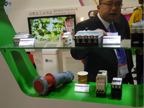 《国际电子商情》图上左为MCB（微型断路器），右为MCCB（塑壳断路器）